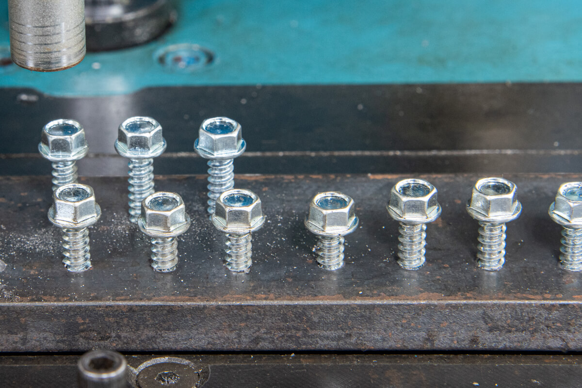 Self-drilling screws for thick metal